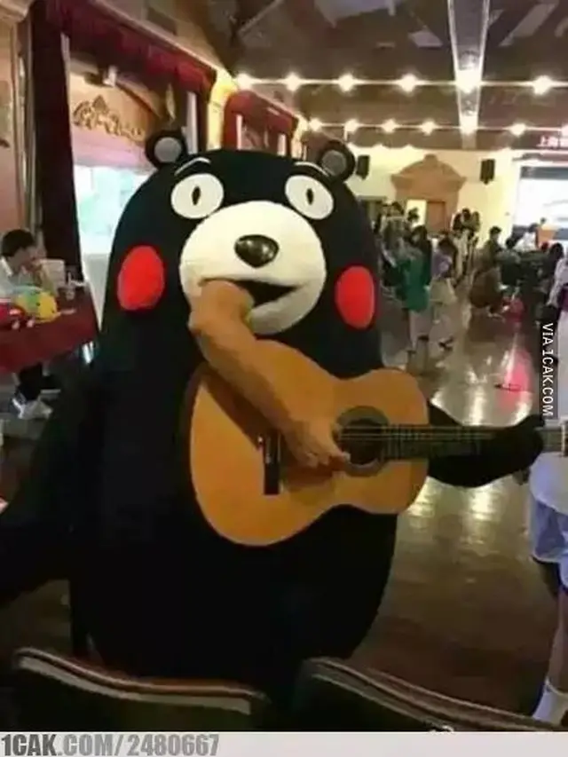 7 Potret Nyeleneh Orang Saat Main Gitar Ini Bikin Geleng Kepal