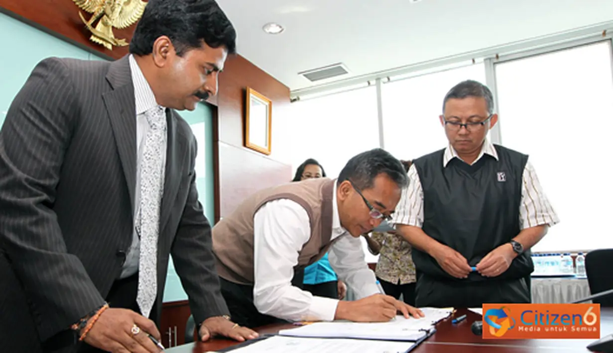 Citizen6, Jakarta: PT PLN (Persero) bersama konsorsium Madhucon Project Ltd-Madhucon Sugar &amp; Power Industries Ltd-PT Madhucon Indonesia bersepakat mengadakan perjanjian jual beli listrik. (Pengirim: Agus Trimukti)