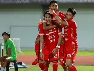 Pemain Persija Jakarta, Hansamu Yama melakukan selebrasi setelah mencetak gol ke gawang Dewa United pada pekan ke-33 BRI Liga 1 2022/2023 di Stadion Indomilk Arena, Tangerang, Senin (10/4/2023). (Bola.com/M Iqbal Ichsan)