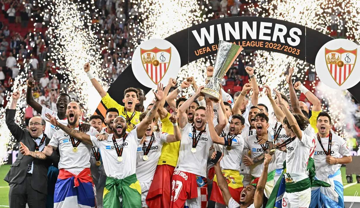 Selebrasi pemain Sevilla setelah berhasil mengalahkan AS Roma di final Liga Europa 2022/202 dan meraih trofi ketujuh Liga Europa dalam pertandingan yang berlangsung di Stadion Puskas Arena, Hungaria, Jumat (01/06/2023) dini hari WIB. (AFP/Attila Kisbenedek)