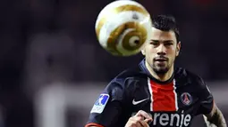 Paris-Saint-Germain&#039;s forward Mateja Kezman eyes the ball during the French League Cup football match Paris vs. Nancy, on November 12, 2008 at the Parc des Princes stadium in Paris. / FRANCK FIFE