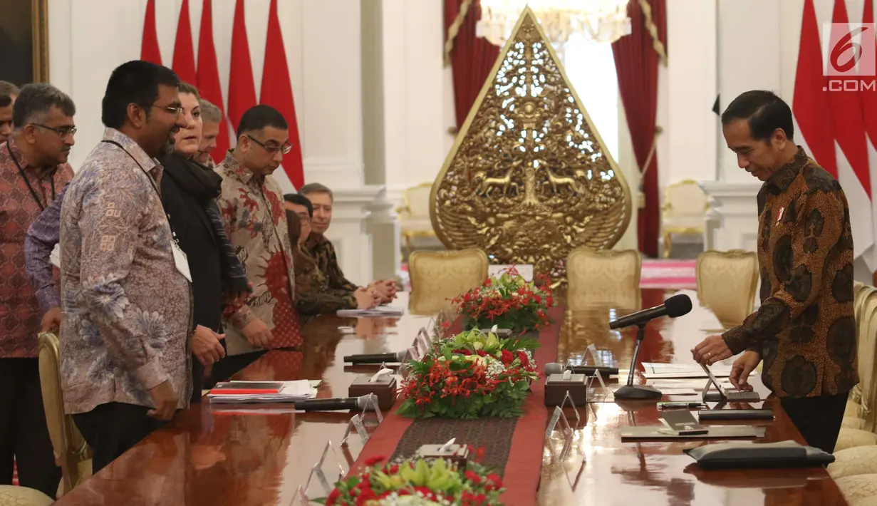 Presiden Joko Widodo menerima kunjungan delegasi US Asean Business Council di Istana Merdeka, Selasa (13/3). Dalam pertemuannya Jokowi menekankan bahwa Indonesia tengah melakukan reformasi ekonomi. (Liputan6.con/Angga Yuniar)
