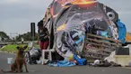 Seorang wanita yang kehilangan tempat tinggal akibat banjir berada di sekitar tenda darurat di jalan di lingkungan Humaita, Porto Alegre, negara bagian Rio Grande do Sul, Brasil, pada tanggal 8 Mei 2024. (Nelson ALMEIDA/AFP)