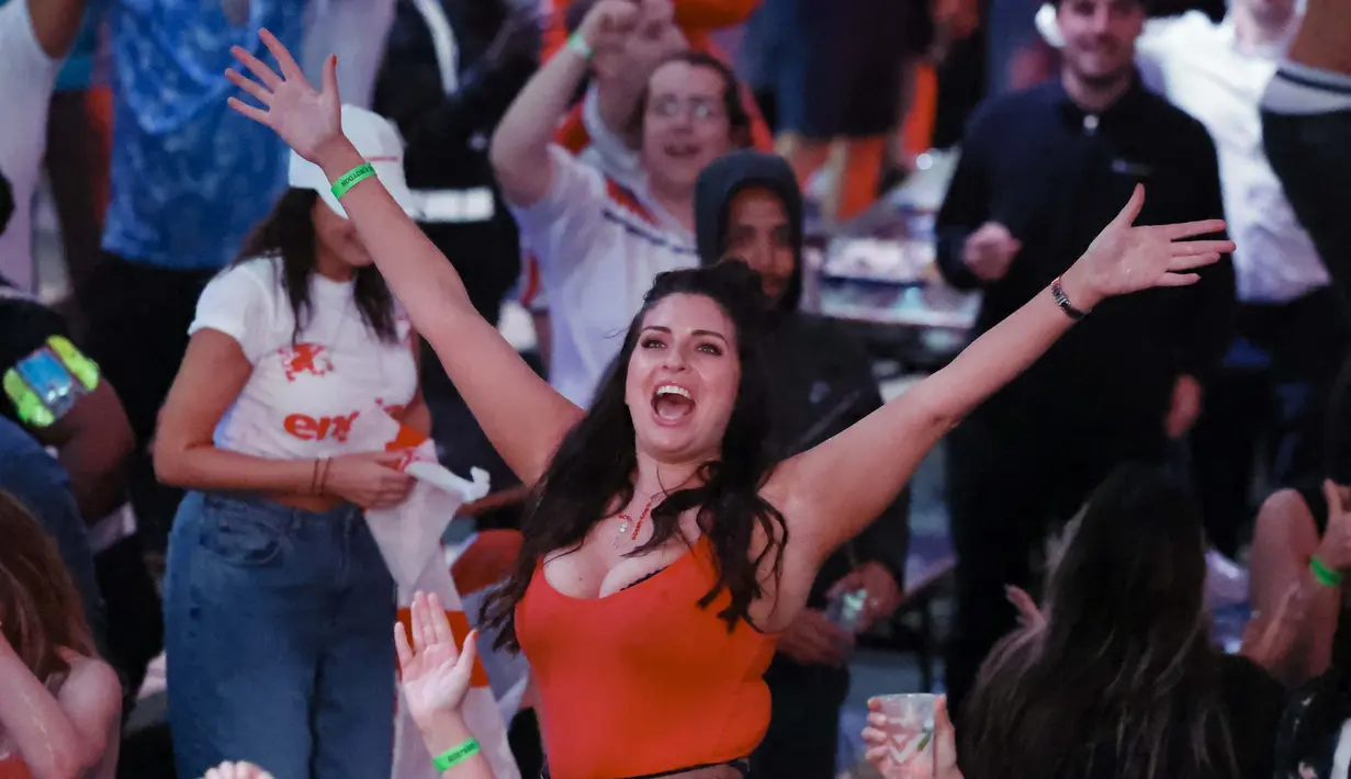 Di ajang bergengsi sekelas Piala Eropa pertandingan sepakbola bukanlah satu-satunya yang menarik untuk dinikmati. Kehadiran fans cantik juga sayang untuk dilewati. Berikut potret suporter cantik yang ikut memeriahkan semifinal Euro 2020 (Euro 2021). (Foto: AFP/Tolga Akmen)