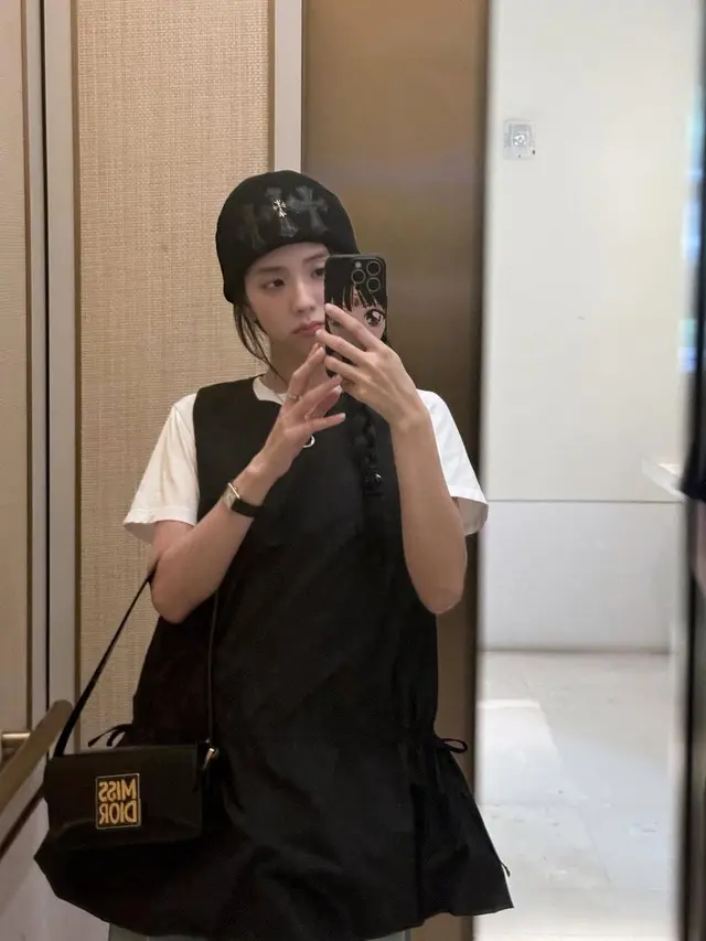Jisoo Blackpink dan Han So Hee Kenakan Tas Dior Koleksi Terbaru. [@sooyaaa]