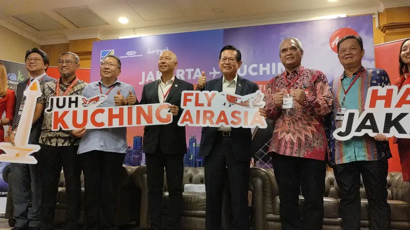 Indonesia AirAsia resmi membuka rute penerbangan baru dari Jakarta (JKT) menuju Kuching (KCH), Sarawak Malaysia, dan sebaliknya Kuching-Jakarta, pada Kamis (15/6/2023). (Winda Nelfira/Liputan6.com)