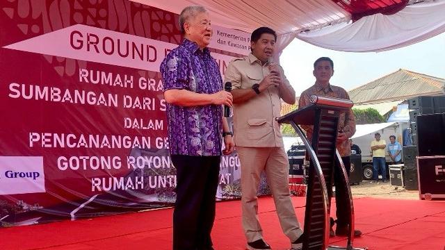 Menteri Perumahan dan Kawasan Permukiman (PKP) Maruarar Sirait bersama pengusaha Sugianto Kusuma atau Aguan dalam peresmian pembangunan rumah gratis di Tangerang. (Tasha/Liputan6.com)