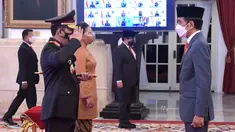 Kapolri Jenderal Pol Listyo Sigit Prabowo (kiri) memberi hormat kepada Presiden Joko Widodo seusai upacara pelantikan Kapolri di Istana Negara, Jakarta, Rabu (27/1/2021). Listyo Sigit dilantik menjadi Kapolri menggantikan Idham Azis yang memasuki masa pensiun. (Krishadiyanto - Biro Pers Setpres)