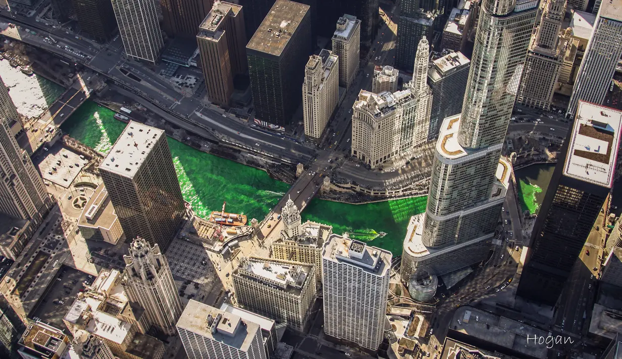 Pemandangan dari sungai Chicago, AS yang berubah warna menjadi hijau, 11 Maret 2017. Hijaunya warna sungai tersebut sebenarnya berasal dari cairan pewarna khusus untuk perayaan St. Patrick's Day. (Lee Hogan/Chicago Sun-Times via AP)