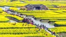 Warga China berdatangan ke taman-taman untuk menikmati keindahan bunga sakura bermekaran. (STR/AFP)