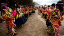 Sejumlah warga berpasang-pasangan menari saat karnaval Anata Andina (Andean karnaval) di Caquiaviri, Bolivia, Selasa (17/1). Karnaval tersebut dimeriahkan dengan penampilan musik seperti orkestra dan band. (AP Photo/Juan Karita)