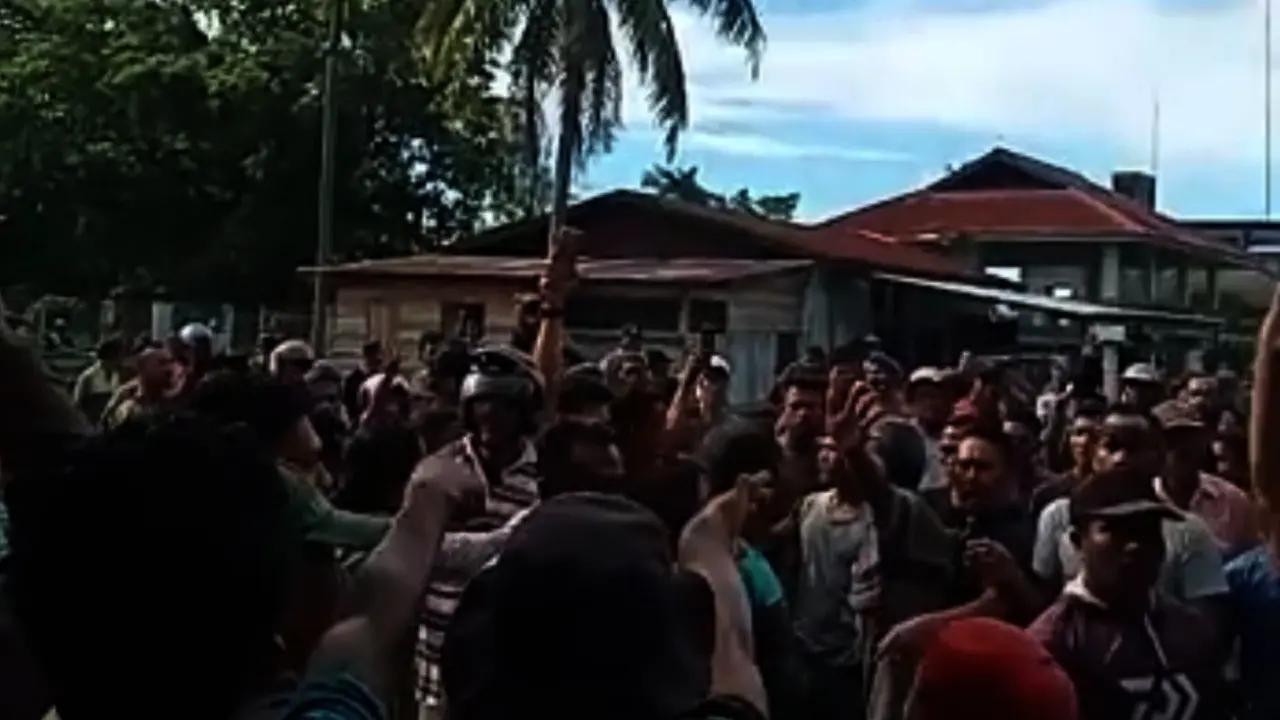 Hasil tangkapan layar video nelayan di PPI Ujong Serangga, Aceh, mengamuk, Selasa (28/09/2021) (Liputan6.com/Ist)
