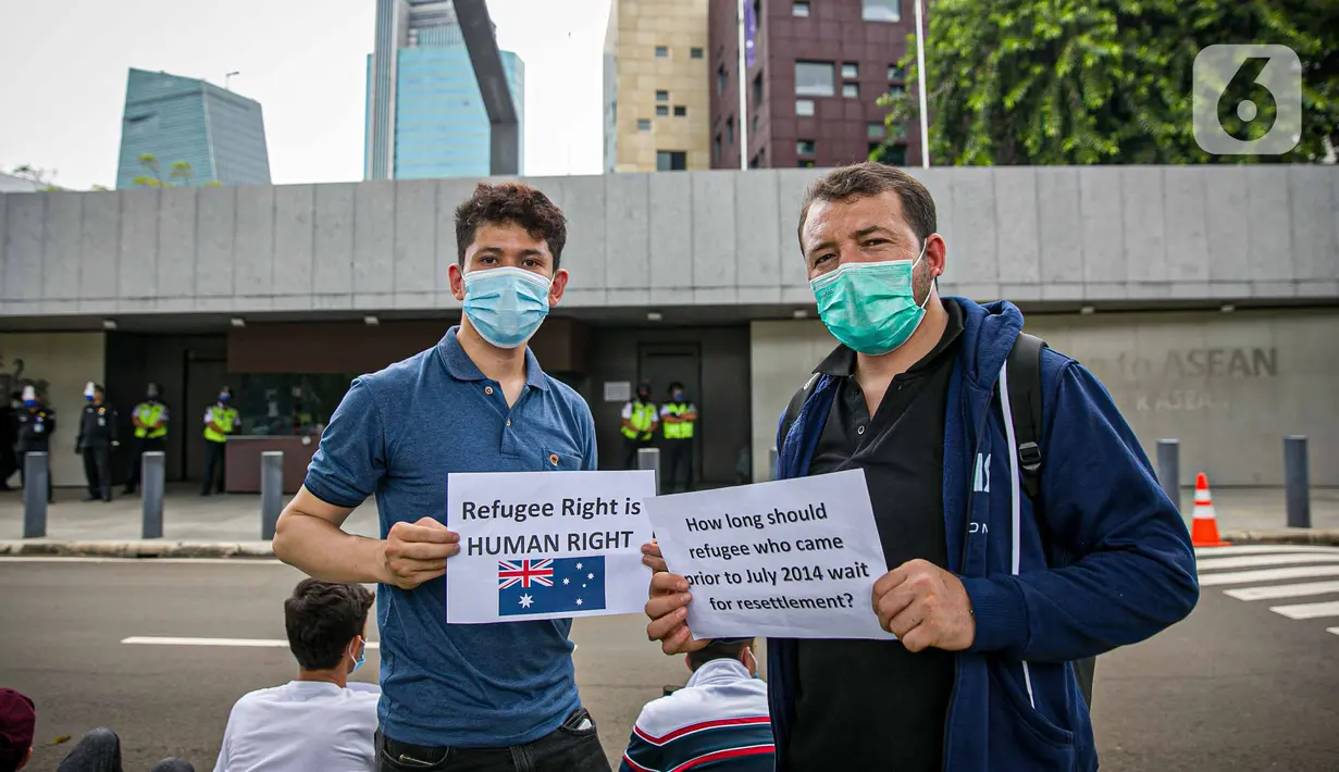 Para imigran melakukan aksi unjuk rasa di Kedubes Australia, Jakarta, Senin (5/4/2021).  Mereka berharap bisa segera dapat hidup di negara tujuan mereka Australia (negara ketiga) dengan nasib mereka yang terkatung-katung di negara transit (indonesia) tanpa kejelasan. (Liputan6.com/Faizal Fanani)