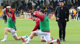 Pelatih AC Milan, Gennaro Gattuso, mengamati anak asuhnya saat pemanasan sebelum melawan Benevento pada laga Serie A Italia di Stadion Ciro Vigorito, Benevento, Minggu (3/12/2017). Kedua klub bermain imbang 2-2. (AFP/Carlo Hermann)