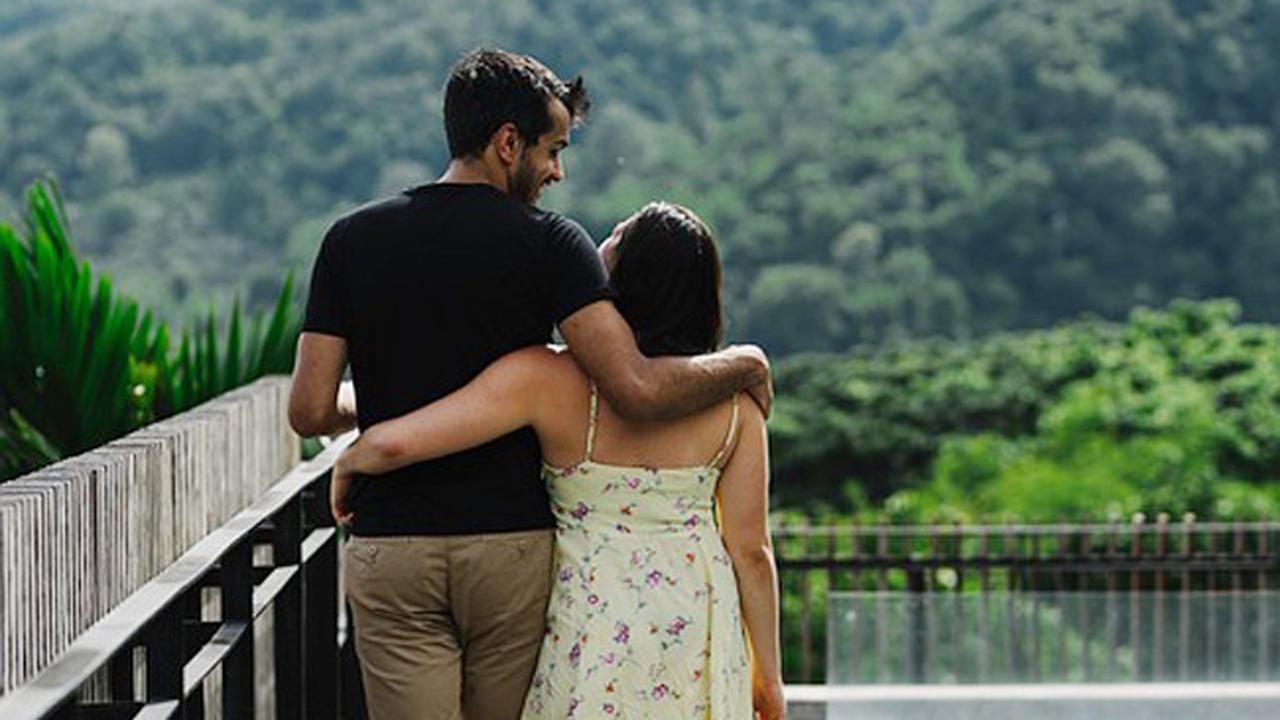 15 Alasan Perempuan Pendek Lebih Menarik bagi Kebanyakan Pria Tinggi