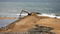 Alat berat dikerahkan untuk proyek reklamasi di pesisir Kolombo, Sri Lanka, Selasa (9/8).Proyek besar ini merupakan hasil kerjasama antara pemerintah Sri Lanka dan Tiongkok. (REUTERS/Dinuka Liyanawatte)