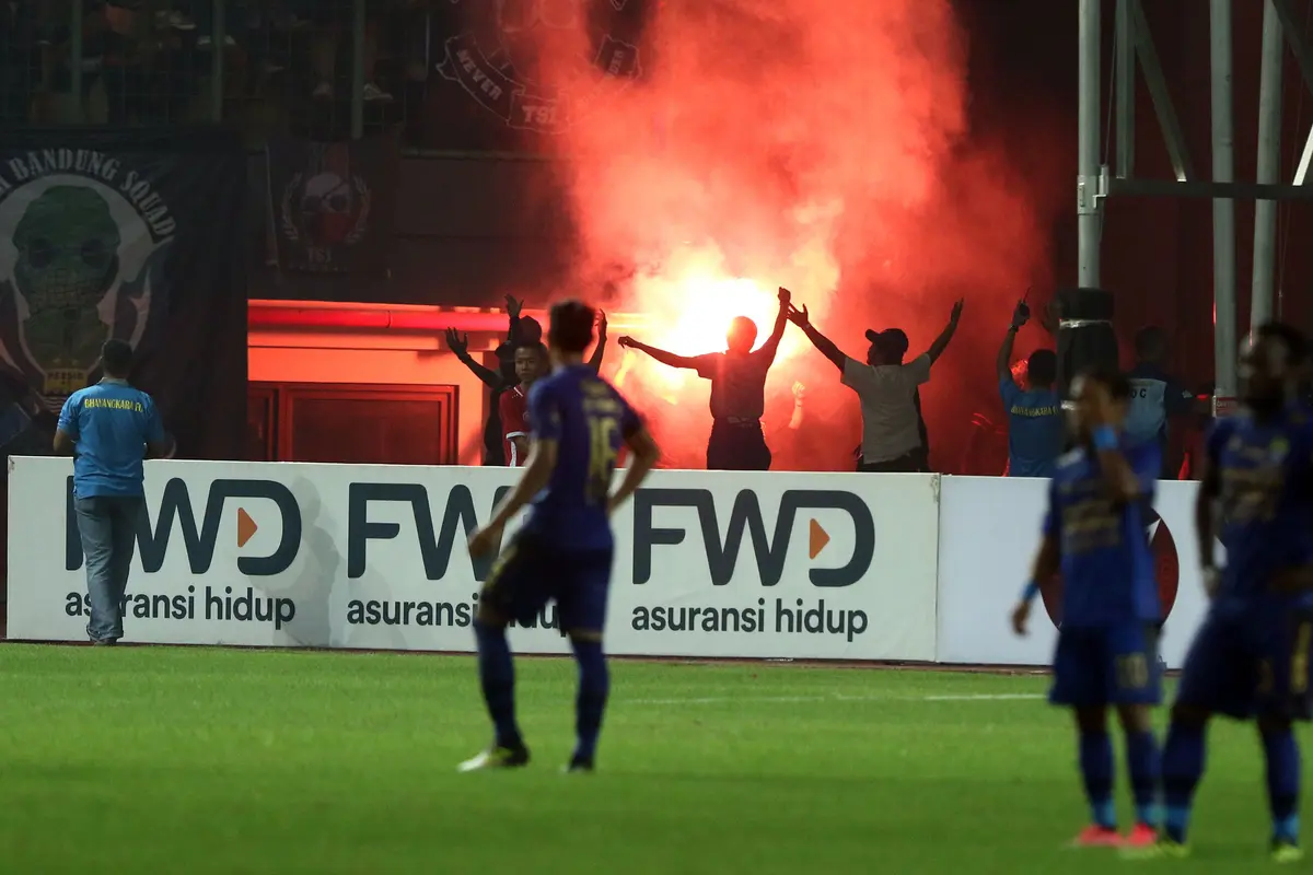 20170605-Kalah Dari Bhayangkara FC, Suporter Persib Luapkan Kekecewaan-Tebe