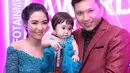 Menggemaskan, memang satu kata tersebut pantas untuk menggambarkan lucunya buah hati pasangan Gading Marten dan Gisella Anastasia, Gempita Nora Marten. Buah cinta Gading dan Gisel ini sudah menginjak usia satu tahun. (Nurwahyunan/Bintang.com)