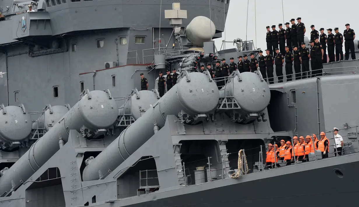 Angkatan Laut Rusia dengan kapal Varyag saat tiba di Pier 15, South Harbor, Metro Manila, Filipina, Kamis (20/4). Rusia kirim dua kapal perang Varyag dan kapal bahan bakar Pechenge untuk kegiatan militer dengan Filipina. (AFP Photo / Ted Aljibe)