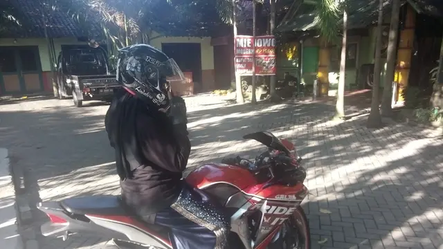 Aksi Apik Perempuan Bercadar Asal Bantul Tunggangi Motor Sport