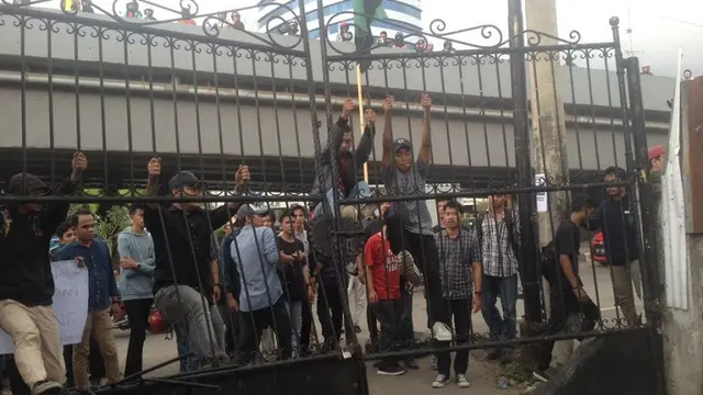 Massa HMI Unibos Makassar bertindak anarkis merusak pagar kantor Kejati Sulsel (Liputan6.com/ Eka Hakim)