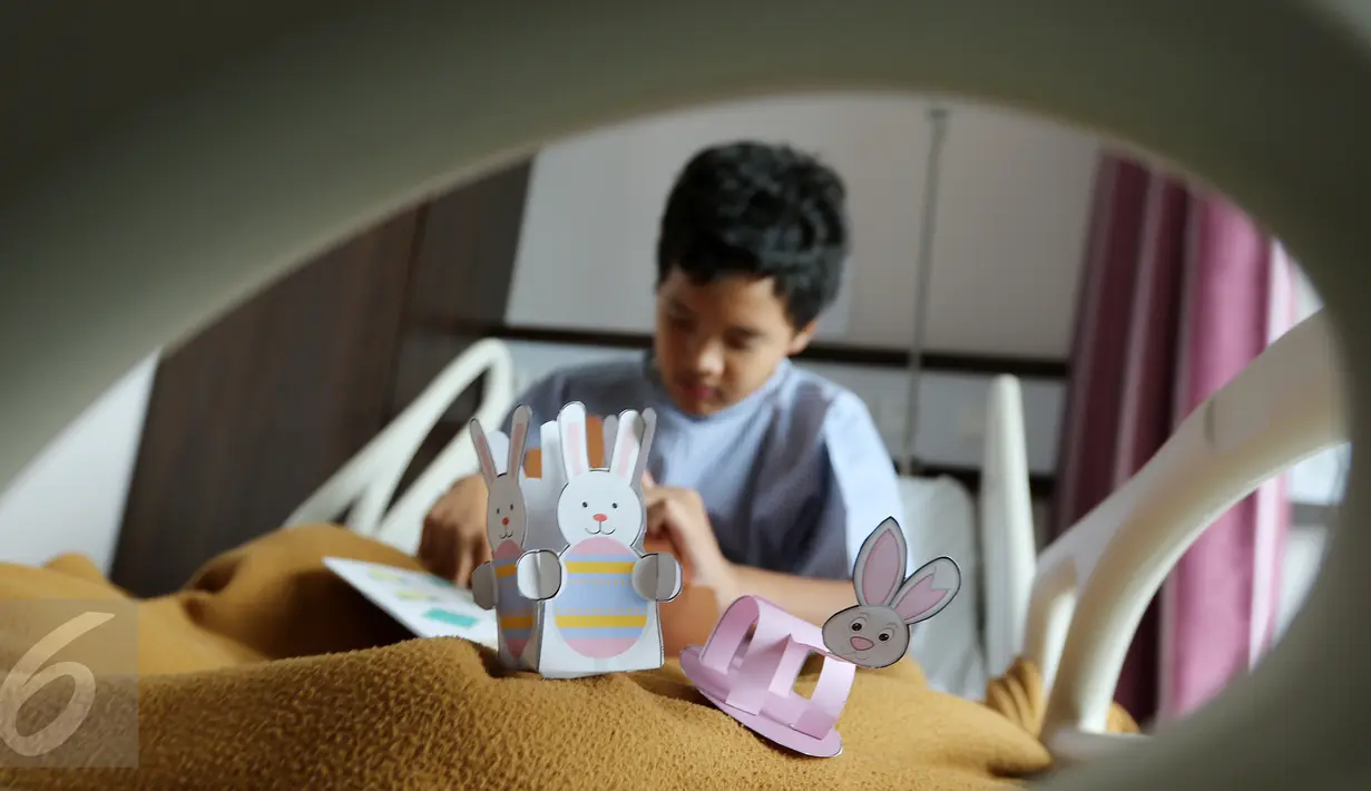 Seorang pasien anak sedang membuat prakarya dalam rangka merayakan Paskah di Rumah Sakit Siloam Semanggi, Jakarta, Minggu (16/04). Kegiatan tersebut sebagai bagian dari program Customer Centric Initiatives. (Liputan6.com/Fery Pradolo)