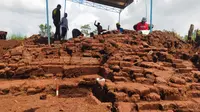 Arkeolog BPCB Jawa Timur dibantu warga melakukan ekskavasi tahap kedua di Situs Srigading, Lawang Malang. Ditemukan sejumlah peninggalan arkeologis di candi aliran Hindu Syiwa tersebut (Liputan6.comZainul Arifin)