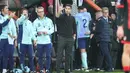 Pemain Arsenal, William Saliba, meninggalkan lapangan setelah mendapat kartu merah saat melawan Bournemouth pada laga pekan ke-8 Premier League 2024/2025 di Stadion Vitality, Sabtu, (19/10/2024). (AP Photo/Kin Cheung)