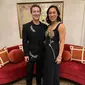 Zuckerberg dengan Dragonfly Applique Blazer, long pants, dan Dragonfly Embellished loafers dari Alexander McQueen. Begitu juga dengan sang istri yang mengenakan Gold Rose Embroidery Dress dari merek yang sama. [@zuck@priscillachan]