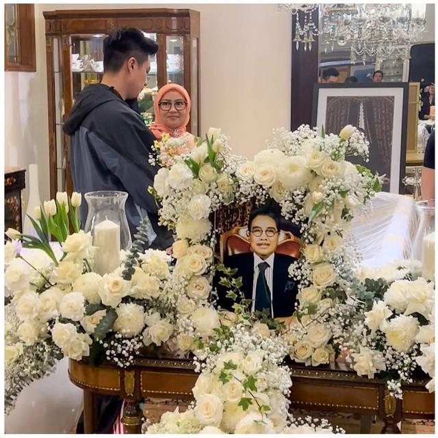 6 Potret Baim Wong Melayat Hotma Sitompul, Tetap Hadir Usai Hadapi Perceraian