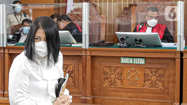 Kenakan Busana Serba Putih, Putri Candrawathi Hadiri Sidang Pembacaan Putusan Sela
