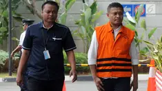 Bupati Buton Selatan nonaktif Agus Feisal saat akan menjalani pemeriksaan lanjutan di Gedung KPK, Kamis (13/9). Agus Feisal diperiksa sebagai tersangka dalam dugaan penerimaan hadiah terkait proyek di Kabupaten  Buton Selatan. (Merdeka.com/Dwi Narwoko)