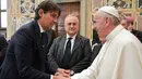 Paus Fransiskus (kanan) menyalami pemain Lazio, Simone Inzaghi di akhir audiensi dengan pemain Juventus dan Lazio pada malam menjelang final Piala Tim pada 16 Mei 2017. (AFP/Osservatore Romano)
