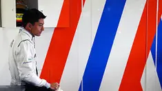 Pembalap Manor, Rio Haryanto, mencatatkan waktu lebih baik dari rekan setimnya Pascal Wehrlein pada Kualifikasi GP Australia di Sirkuit Albert Park, Sabtu (19/3/2016). Namun Rio start di posisi paling belakang karena penalti. (Twitter/@pitpassdotcom)