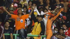 Suporter tim Macan Kemayoran bersorak saat menyaksikan kemenangan Persija atas Arema FC dilanjutan Liga 1 Indonesia di Stadion Patriot Candrabhaga, Bekasi, Jumat (2/6). Persija unggul 2-0 atas Arema FC. (Liputan6.com/Helmi Fithriansyah)