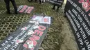 Masyarakat Peduli Keadilan membentangkan spanduk saat berunjuk rasa di depan Gedung KPK, Jakarta, Senin (4/2). Massa mendesak KPK memeriksa mafia hukum kasus suap eks Panitera PN Jakut Rohadi atas peringanan vonis Saipul Jamil. (Merdeka.com/Dwi Narwoko)