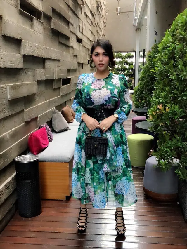 Selalu Tampil Seksi, Ini 6 Potret Elegan Gebby Vesta Saat Pakai Pakaian Tertutup