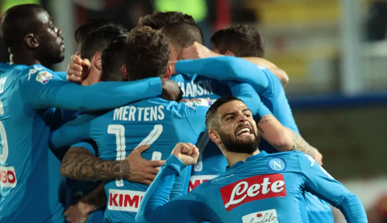 Para pemain Napoli merayakan gol yang dicetak Marek Hamsik ke gawang Crotone pada laga Serie A Italia di Stadion Ezio Scida, Crotone, Jumat (29/12/2017). Crotone kalah 0-1 dari Napoli. (AFP/Carlo Hermann)