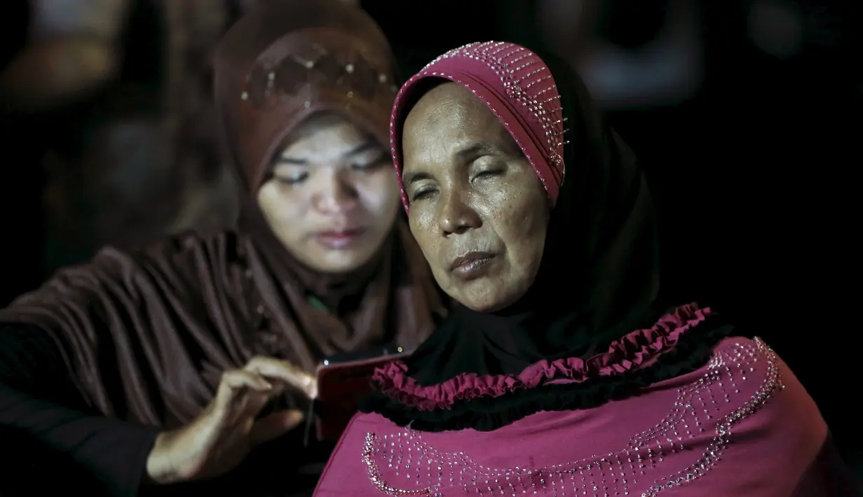 Kesedihan menyelimuti wajah keluarga korban jatuhnya pesawat Hercules C-130 yang tengah menunggu di depan RSUP Adam Malik, Medan, Selasa (30/6/2015). Pesawat berpenumpang 122 orang tersebut terjatuh dan menimpah pemukiman warga. (REUTERS/Beawiharta)