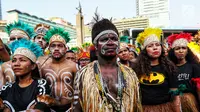 Masyarakat Papua yang tinggal di Jakarta menggelar acara Tari Yospan Massal saat kegiatan Car Free Day di Bundaran HI, Jakarta, Minggu (1/9/2019). Acara ini digelar untuk mengenalkan budaya Papua kepada para generasi muda keturunan Papua serta masyarakat luas. (Liputan6.com/Johan Tallo)