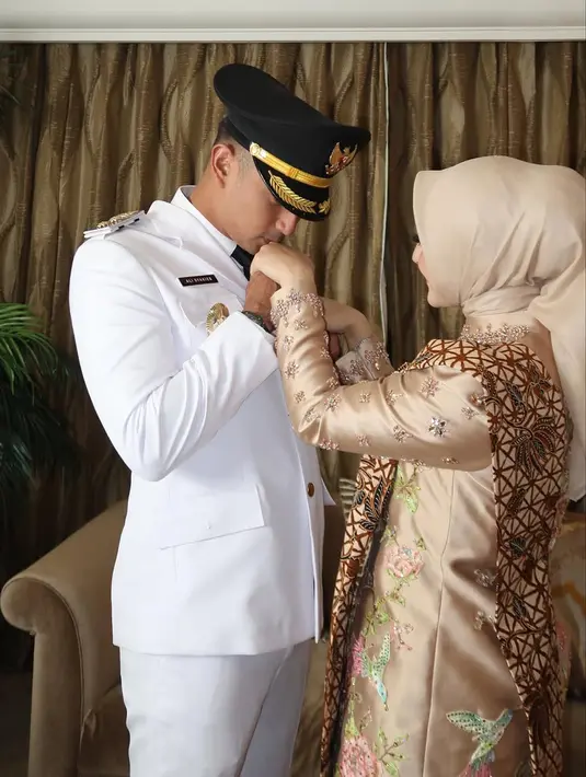 Ia memilih hijab segi empat berwarna nude yang dililit ke belakang, menciptakan tampilan yang bersih dan elegan. [@marginw].