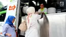 Masyarakat mengambil makanan di Food Truck di halaman masjid Istiqlal Jakarta, Rabu (24/5). Food Truck tersebut nantinya akan berkeliling membagikan makanan selama 30 hari saat bulan puasa di sejumlah titik berbeda. (Liputan6.com/Hardi)