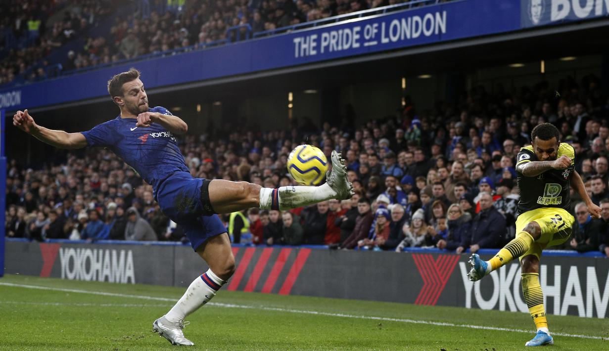 Bek Chelsea, Cesar Azpilicueta, berusaha menghalau bola tendangan bek Southampton, Ryan Bertrand, pada laga Premier League 2019 di Stadion Stamford Bridge, Kamis (26/12). Chelsea menyerah 0-2 dari Southampton. (AFP/Adrian Dennis)