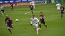 Striker Real Madrid, Gareth Bale, mengejar bola saat pertandingan melawan Eibar, pada laga La Liga di Stadion Ipurua, Sabtu (10/3/2018). Eibar takluk 1-2 dari Real Madrid. (AP/Alvaro Barrientos)