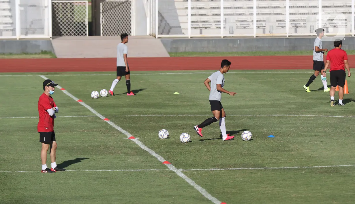 Pelatih Kepala Timnas Indonesia, Shin Tae-yong (kiri) melihat latihan Timnas U-19 di Stadion Madya Gelora Bung Karno, Jakarta, Jumat (28/8/2020). Selanjutnya, Timnas U-19 akan berlatih dan mengikuti turnamen mini di Kroasia jelang Piala Asia U-19 2020 Uzbekistan. (Liputan6.com/Helmi Fithriansyah)