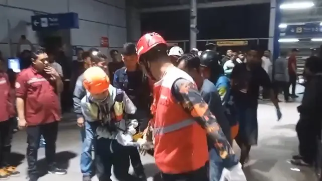 Petugas mengevakuasi korban tabrakan kereta di Bekasi