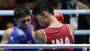 Petinju Indonesia, Grece Savon Simangunsong (merah) menangkis pukulan petinju Jepang, Hiroaki Kinjo pada semifinal Test Event Asian Games 2018 kelas Welter di Kemayoran, Jakarta (14/2/2018). Simangunsong menang dengan skor 3-2. (Bola.com/Nick Hanoatubun)