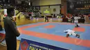 Panglima TNI Jenderal Moeldoko menyaksikan atlet Karateka berlaga di Kejurnas Karate Piala Panglima TNI III, Jakarta, Kamis (15/1/2015). (Liputan6.com/ Herman Zakharia)