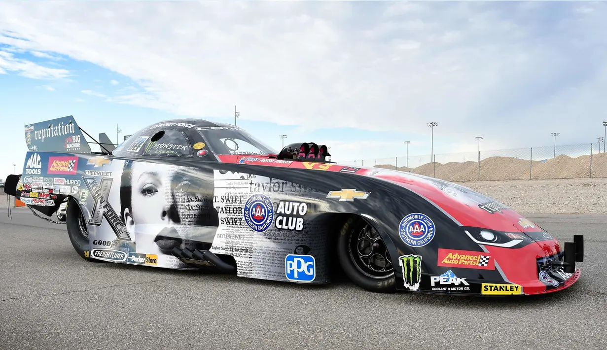 Tampilan samping mobil balap Chevrolet Camaro SS yang didesain dengan sampul album terbaru Taylor Swift "Reputation" disiapkan di Las Vegas, Nevada (10/11). Album ke-6 Taylor Swift terdiri dari 15 lagu. (AFP Photo/Getty Images/AFP)