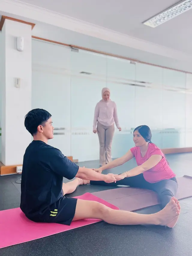 Erina Gudono lakoni prenatal yoga (Instagram/jamilatus.sadiyah)